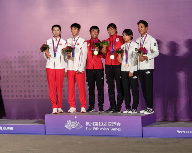 한국 요트 국가대표팀 김지아·조성민 조(오른쪽에서 첫번째·두번째)는 지난 26일 중국 저장성 닝보 샹산 세일링센터에서 열린 2022 항저우 아시안게임 요트 470급 2인승 혼성 딩기 종목에서 동메달을 목에 걸었다. 대한요트협회 제공