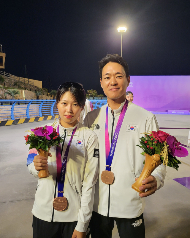 한국 요트 국가대표팀 김지아(왼쪽)·조성민 조는 지난 26일 중국 저장성 닝보 샹산 세일링센터에서 열린 2022 항저우 아시안게임 요트 470급 2인승 혼성 딩기 종목에서 동메달을 목에 걸었다. 대한요트협회 제공