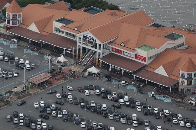 추석 연휴를 하루 앞둔 27일 오후 경찰청 헬기에서 바라본 경기도 평택 행담도휴게소 모습. 연합뉴스