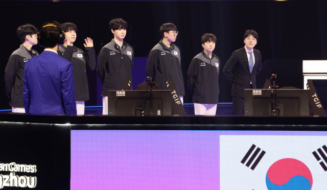 28일 오전 중국 저장성 항저우 E스포츠 센터에서 2022 항저우 아시안게임 e스포츠 리그 오브 레전드(LoL) 한국과 중국의 준결승전을 앞두고 한국 선수들이 인사하고 있다. 왼쪽부터 최우제(제우스), 서진혁(커나비), 정지훈(쵸비), 박재혁(룰러), 류민석(캐리어), 김정균 감독. 연합뉴스