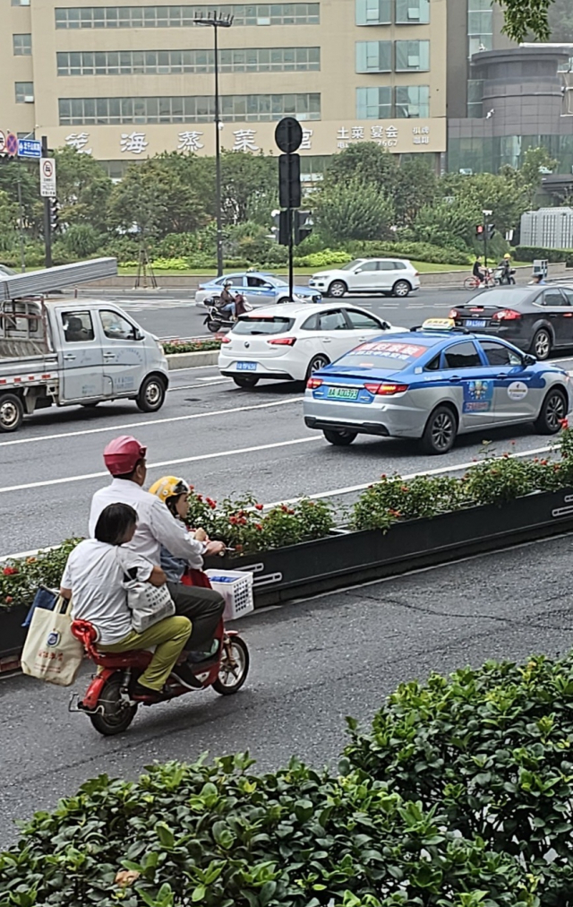28일 오전 중국 항저우 시내 도로 모습. 중국은 29일부터 다음달 8일까지 10일 간의 국경절 연휴가 시작된다. 항저우=김한수 기자 hangang@