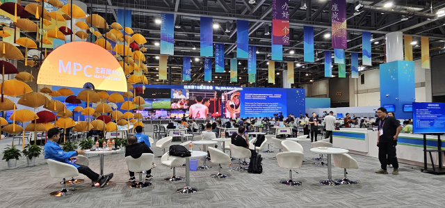 중국 항저우 국제 엑스포센터에 마련된 2022 항저우 아시안게임 메인프레스센터 내부 모습. 항저우=김한수 기자 hangang@