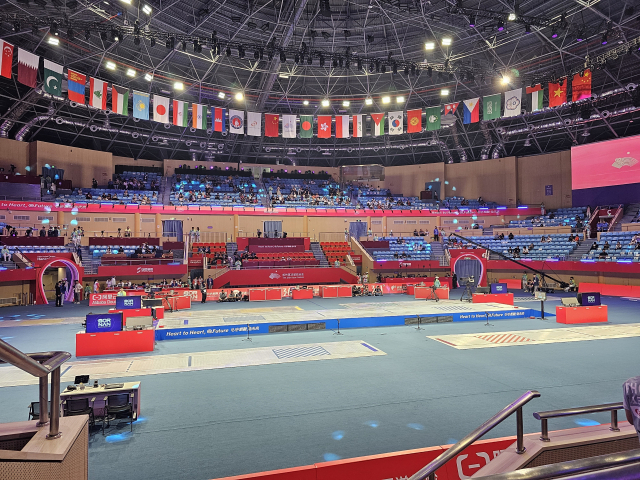 2022 항저우 아시안게임 펜싱 경기가 치러지고 있는 항저우 전자대학 체육관 내부 모습. 항저우=김한수 기자 hangang@
