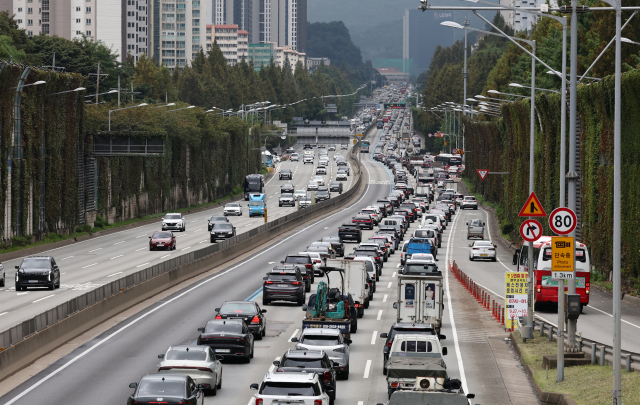 추석 연휴를 하루 앞둔 27일 서울 잠원IC 부근 경부고속도로 상(왼쪽)·하행선의 모습. 연합뉴스