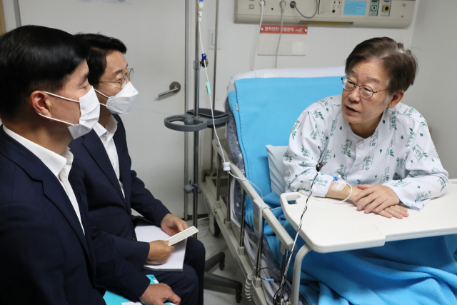 더불어민주당 이재명 대표가 28일 서울 중랑구 녹색병원에서 조정식 사무총장과 이해식 사무부총장으로부터 당의 서울 강서구청장 보궐선거 현황을 보고 받고 있다. 연합뉴스