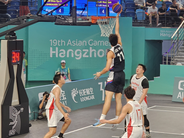 한국 3대3 농구 남자 대표팀은 28일 중국 후저우 데칭 생태 정보공원 농구장에서 열린 2022 항저우 아시안게임 3대3 농구 남자 조별예선 B조 3차전 일본과의 대결에서 17-21로 패했다. 한국 이원석이 골밑슛으로 득점하고 있다. 후저우=김한수 기자 hangang@