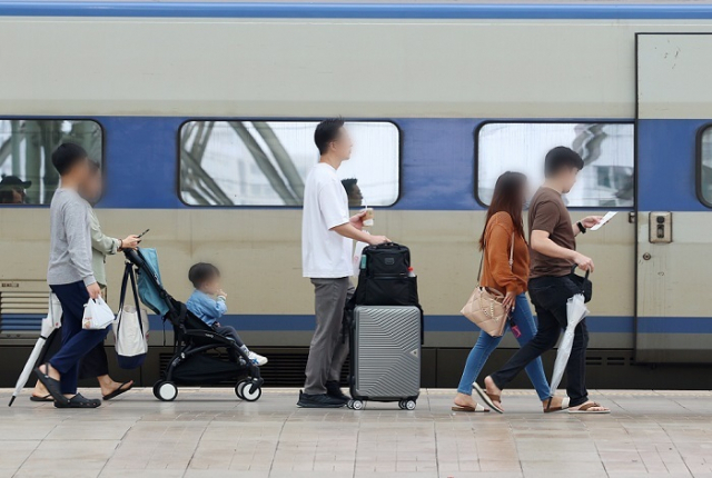 추석 연휴를 하루 앞둔 27일 서울역에서 시민들과 귀성객들이 탑승을 위해 승차장을 이동하고 있다. 연합뉴스