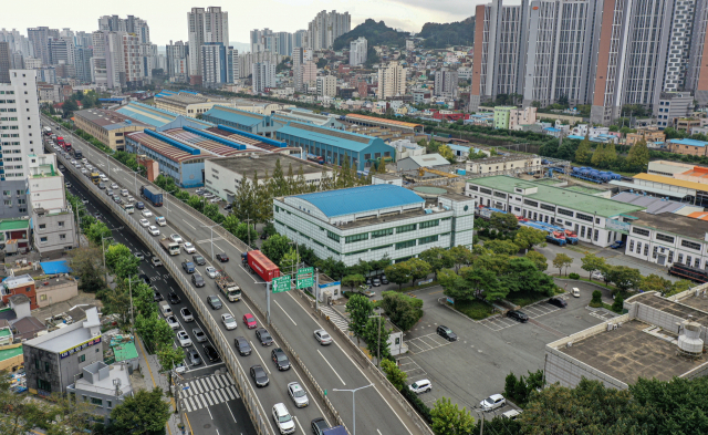 동서고가도로와 범천기지창 전경. 김종진 기자 kjj1761@