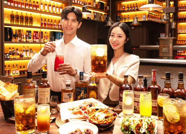 젊은 세대를 중심으로 한 하이볼 인기에 힘입어 올해 위스키 수입이 역대 최대를 기록할 것으로 보인다. 신세계푸드 모델들이 '에반 윌리엄스 하이볼'을 소개하는 모습. 연합뉴스