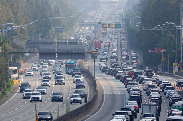추석 연휴 첫날인 지난 28일 오후 서울 경부고속도로 잠원 IC 인근 상(왼쪽)·하행선이 차량으로 붐비고 있다. 연합뉴스