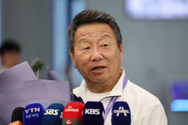 지난 20일 중국 항저우 샤오산국제공항에서 도착 인터뷰를 하고 있는 대한민국 선수단 최윤 단장. 최 단장은 추석 당일인 29일 대한민국 선수단 1140명 전원에게 추석 선물을 보냈다. 연합뉴스