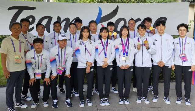 2022 항저우 아시안게임에 출전한 대한민국 선수단 최윤(뒷줄 가운데) 단장이 지난 25일 중국 항저우 아시안게임 선수촌에서 전날 메달을 획득한 근대5종 전웅태, 김선우 등 국가대표 선수들을 격려하고 있다. 연합뉴스