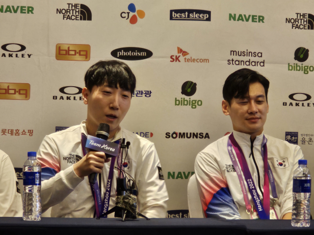29일 중국 항저우 시내 대한체육회 스포츠 외교라운지에서 열린 기자회견에서 2022 항저우 아시안게임 e스포츠 종목에서 한국 대표팀 첫 메달을 따낸 김관우(왼쪽)가 질문에 대답하고 있다. 항저우=김한수 기자 hangang@