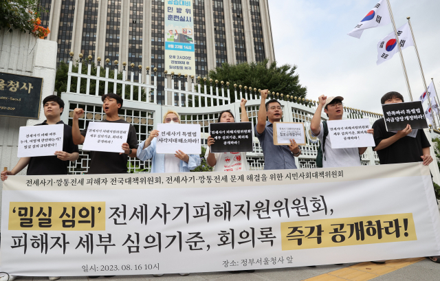 세입자의 보증금을 상습적으로 떼어먹은 '악성 임대인'의 전세보증금 미반환 주택의 절반이 서울 강서구에 경기 부천시에 집중된 것으로 나타났다. 서울 종로구 정부서울청사 앞에서 전세사기·깡통전세 피해자 전국대책위원회가 연 '전세사기 피해지원위원회 내부 심의기준·회의록 등 정보공개청구 기자회견'에서 참가자들이 구호를 외치고 있다. 연합뉴스