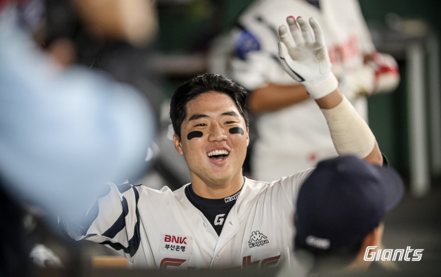 롯데 자이언츠 손성빈이 28일 사직 한화전 7회 말 한화 선발투수 리카르도 산체스를 상대로 데뷔 1호 홈런을 날린 후 동료들의 축하를 받고 있다. 롯데 자이언츠 제공