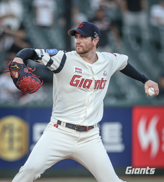 28일 사직 한화전 선발로 나온 롯데 찰리 반즈는 6이닝 무실점 투구로 시즌 10승 고지에 올랐다. 롯데 자이언츠 제공