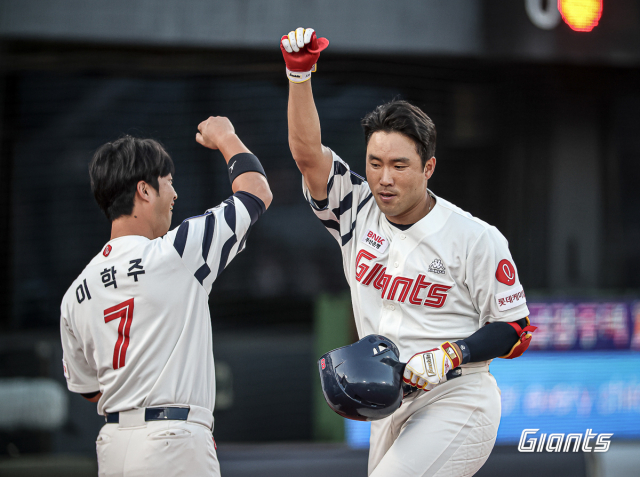 롯데 자이언츠 전준우가 28일 사직 한화전 4회 말 한화 선발투수 리카르도 산체스를 상대로 투런포를 날린 후 이학주의 축하를 받고 있다. 시즌 15호인 이날 전준우의 홈런은 올 시즌 KBO리그에서 다섯 번째 나온 전 구단 상대 홈런이다. 롯데 자이언츠 제공