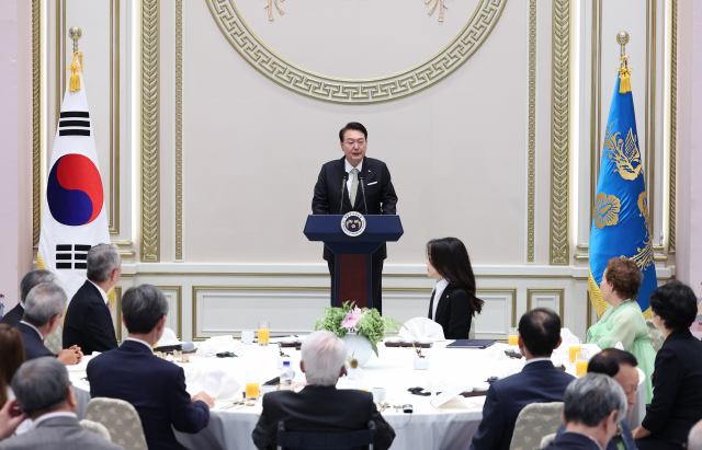 윤석열 대통령이 추석인 29일 청와대 영빈관에서 열린 원폭 피해 동포 오찬 간담회에서 환영사를 하고 있다. 연합뉴스