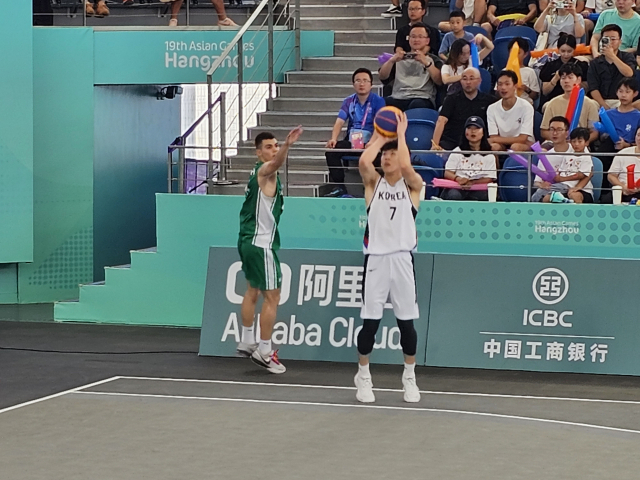 한국 3대3 농구 남자 대표팀은 29일 중국 후저우 데칭 생태 정보공원 농구장에서 열린 2022 항저우 아시안게임 3대3 농구 조별예선 투르크메니스탄과의 조별예선 마지막 경기에서 승리했다. 한국 서명진이 외곽슛을 시도하고 있다. 후저우=김한수 기자 hangang@