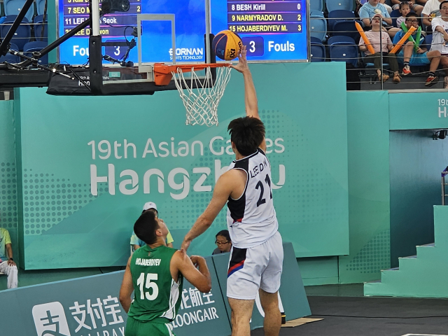 한국 3대3 농구 남자 대표팀은 29일 중국 후저우 데칭 생태 정보공원 농구장에서 열린 2022 항저우 아시안게임 3대3 농구 조별예선 투르크메니스탄과의 조별예선 마지막 경기에서 승리했다. 한국 3대3 남자 농구팀 이두원이 골밑슛으로 득점하고 있다. 후저우=김한수 기자 hangang@