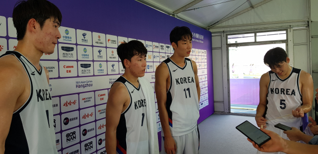 2022 항저우 아시안게임에 출전한 한국 3대3 남자 농구 대표팀 선수들이 29일 중국 후저우 데칭 생태 정보공원 농구장에서 열린 조별예선 B조 4차전 투르크메니스탄과의 마지막 경기에서 승리한 뒤 믹스트존에서 인터뷰에 응하고 있다. 후저우=김한수 기자 hangang@