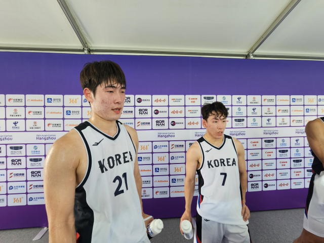 한국 3대3 남자 농구 대표팀 이두원(왼쪽)과 서명진이 29일 투르크메니스탄과의 경기가 끝난 뒤 인터뷰에 응하고 있다. 후저우=김한수 기자 hangang@