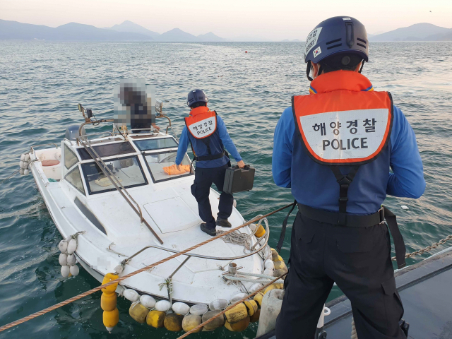 통영해양경찰서 구조대가 29일 오전 6시 10분께 통영시 한산면 비진도 앞바다에서 배터리 방전으로 표류 중인 소형 모터보트를 구조하고 있다. 통영해양경찰서 제공