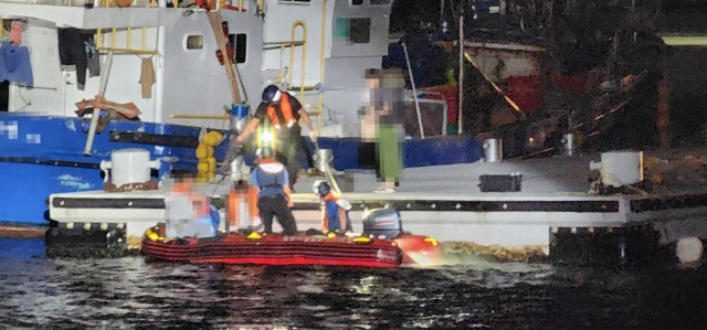 통영해양경찰서 구조대가 29일 오전 0시께 거제시 장목면 이수도에서 발생한 응급환자를 구조해 육지 병원으로 이송했다. 통영해양경찰서 제공