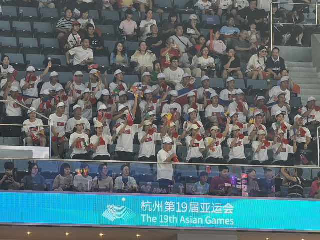 29일 중국 저장성 항저우 항저우 올림픽 스포츠센터 체육관에서 열린 2022 항저우 아시안게임 여자 농구 조별예선 C조 한국과 북한의 경기에서 북한 응원단이 경기장 3층에서 단체 응원을 펼치고 있다. 항저우=김한수 기자 hangang@