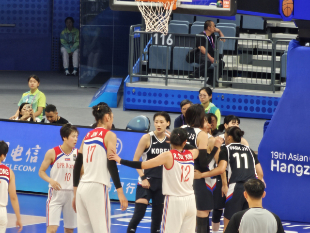 2022 항저우 아시안게임 한국 여자 농구 대표팀은 29일 중국 저장성 항저우 올림픽 스포츠센터 체육관에서 조별예선 C조 2차전 북한과의 경기를 치렀다. 항저우=김한수 기자 hangang@