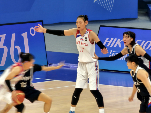29일 중국 저장성 항저우 올림픽 스포츠센터 체육관에서 열린 한국과 북한의 조별예선 C조 2차전 경기에서 한국 센터 박지수(오른쪽)과 북한 센터 박진아가 골 밑 자리 싸움을 하고 있다. 항저우=김한수 기자 hangang@