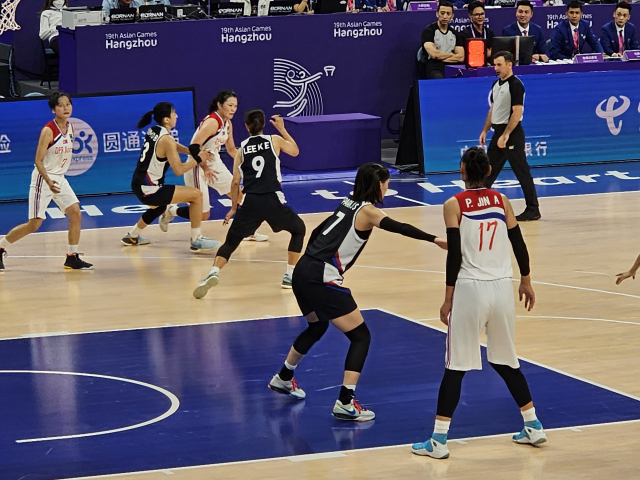 2022 항저우 아시안게임 한국 여자 농구 대표팀은 29일 중국 저장성 항저우 올림픽 스포츠센터 체육관에서 조별예선 C조 2차전 북한과의 경기를 치렀다. 한국 센터 박지수(가운데)와 북한 센터 박진아가 골 밑에서 자리 경쟁을 하고 있다. 항저우=김한수 기자 hangang@