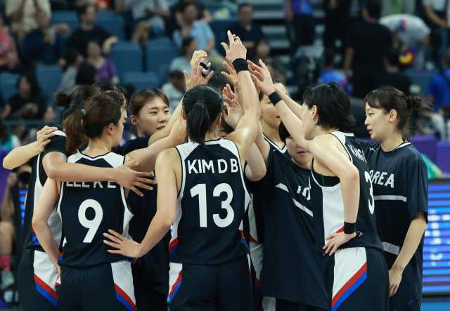 29일 중국 항저우 올림픽 스포츠센터 체육관에서 열린 2022 항저우 아시안게임 여자농구 조별예선 C조 한국과 북한의 경기에서 한국이 81-62로 승리했다. 연합뉴스