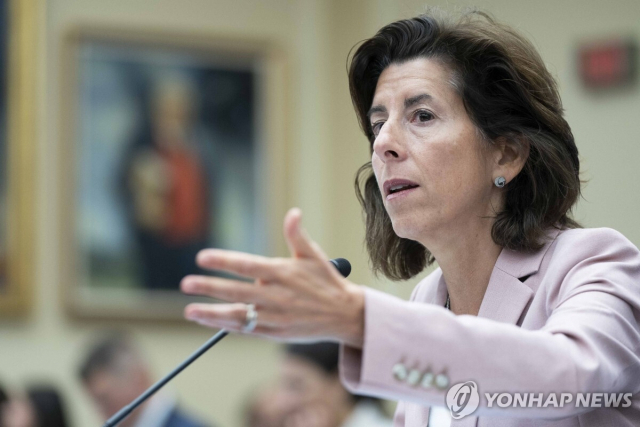지나 러몬도 미국 상무부 장관이 지난 19일(현지시간) 워싱턴DC에서 열린 하원 과학우주기술위원회의 반도체법 1년 평가 청문회에 참석해 연설하고 있다. 연합뉴스