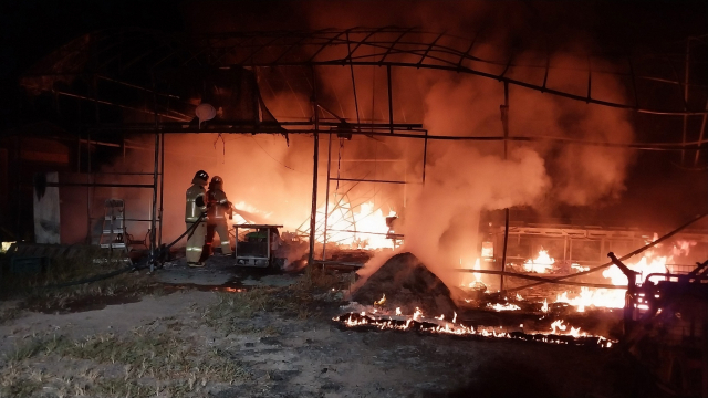이날 화재로 40대 A씨가 숨졌으며, 소방서 추산 1400만 원 상당의 재산피해가 발생했다. 경남소방본부 제공