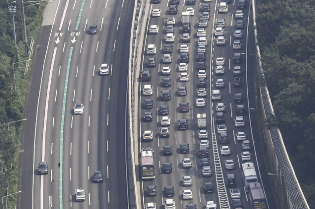 사진은 28일 영동고속도로 정체 모습. 연합뉴스