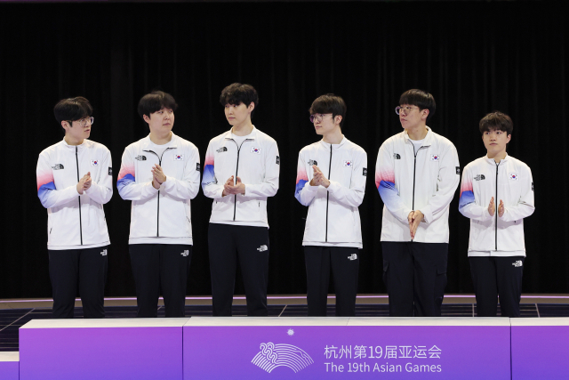29일 중국 저장성 항저우 e스포츠 센터에서 열린 제19회 항저우 아시안게임 e스포츠 리그 오브 레전드(LoL)에서 금메달을 딴 한국 '제우스' 최우제, '카나비' 서진혁, '쵸비' 정지훈, '페이커' 이상혁, '룰러' 박재혁, '케리아' 류민석이 시상식에 참석하고 있다. 연합뉴스