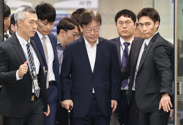 더불어민주당 이재명 대표가 26일 오후 서울중앙지법에서 열린 구속 전 피의자 심문(영장심사)을 마친 뒤 법원을 나서고 있다. 연합뉴스