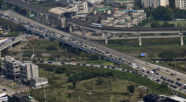 추석 연휴 첫날인 28일 오전 경기도 용인시 영동고속도로 용인IC 진입로가 정체되고 있다. 연합뉴스