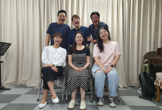 제8회 부산시민연극제에 참여하는 시민 배우들. 부산연극생활문화연합회 제공