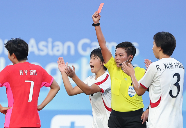 30일 중국 원저우 스포츠센터 스타디움에서 열린 2022 항저우 아시안게임 여자축구 8강전 한국과 북한의 경기. 전반 대한민국 손화연이 퇴장을 당하고 있다. 연합뉴스