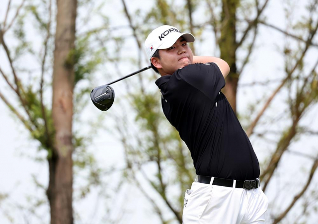 2022 항저우 아시안게임 단체전에서 금메달을 획득한 장유빈이 지난 8월 27일 전북 군산CC 토너먼트 코스에서 열린 한국프로골프(KPGA) 코리안투어 대회에서 경기를 펼치는 모습. 연합뉴스