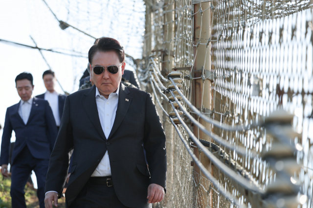 윤석열 대통령이 추석 연휴 중인 1일 경기도 연천군 육군 제25사단 상승전망대를 찾아 철책을 둘러보고 있다. 연합뉴스