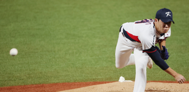 한국 야구 대표팀은 1일 중국 샤오싱 야구·소프트볼 스포츠센터 제1구장에서 열린 2022 항저우 아시안게임 야구 조별리그 B조 1차전 홍콩과의 경기에서 #-@로 승리했다. 선발 투수로 나선 원태인은 4이닝 무실점 8탈삼진의 완벽한 투구를 펼친 뒤 5회 정우영으로 교체됐다. 연합뉴스