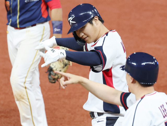 한국 야구 대표팀은 1일 중국 샤오싱 야구·소프트볼 스포츠센터 제1구장에서 열린 2022 항저우 아시안게임 야구 조별리그 B조 1차전 홍콩과의 경기에서 #-@로 승리했다. 5번 타자로 선발 출전한 문보경은 1회 첫 공격에서 1타점 적시타로 결승타를 기록했다. 연합뉴스