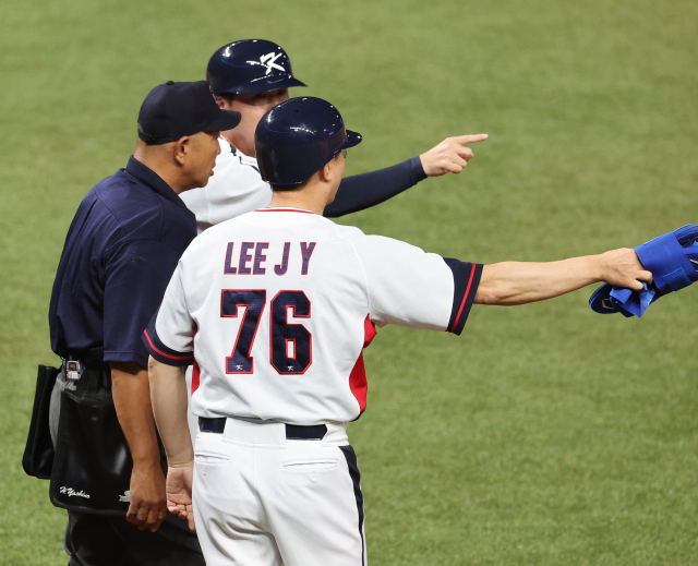 1일 중국 저장성 항저우 인근 사오싱 야구·소프트볼 스포츠센터 제1구장에서 열린 항저우 아시안게임 야구 B조 조별리그 한국과 홍콩의 경기. 3회말 무사 1,2루에서 강백호의 플라이 아웃 이후 상황과 관련 이종열 1루 코치가 항의하고 있다. 연합뉴스