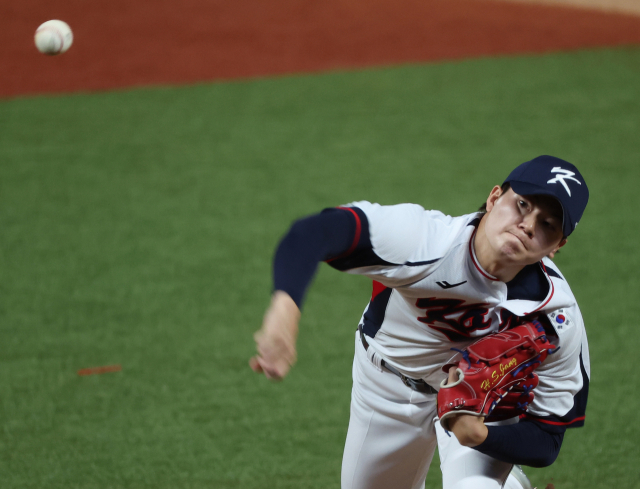 한국 야구 대표팀은 1일 중국 샤오싱 야구·소프트볼 스포츠센터 제1구장에서 열린 2022 항저우 아시안게임 야구 조별리그 B조 1차전 홍콩과의 경기에서 #-@로 승리했다. 미국 프로야구 메이저리그(MLB) LA 다저스와 입단 계약을 맺은 장현석은 한국 대표팀의 네 번째 투수로 마운드에 올라 제 역할을 해냈다. 연합뉴스