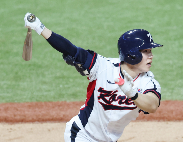 한국 야구 대표팀은 1일 중국 샤오싱 야구·소프트볼 스포츠센터 제1구장에서 열린 2022 항저우 아시안게임 야구 조별리그 B조 1차전 홍콩과의 경기에서 #-@로 승리했다. 1번 타자로 선발 출전한 김혜성은 4회 1사 만루에서 2타점 적시타를 쳐냈다. 연합뉴스