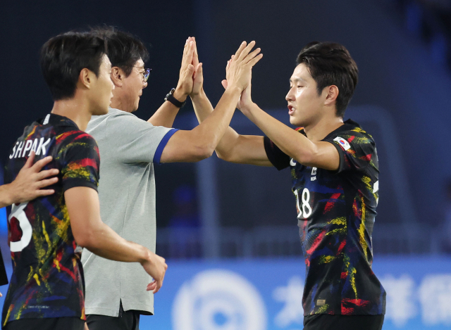 1일 중국 항저우 황룽 스포츠센터 스타디움에서 열린 2022 항저우 아시안게임 남자 축구 8강전 중국과의 경기. 2-0으로 승리한 한국의 황선홍 감독과 이강인이 하이파이브를 하고 있다. 연합뉴스