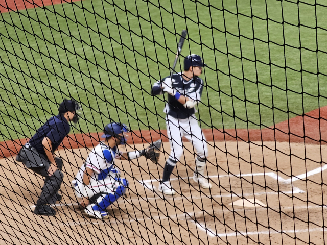 롯데 자이언츠 외야수 윤동희는 2일 중국 샤오싱 야구장에서 열린 2022 항저우 아시안게임 한국과 대만의 조별 예선 2차전 경기에 6번 타자 겸 우익수로 선발 출전했다. 윤동희는 이날 경기 첫 타석에서 2루타를 터뜨렸다. 샤오싱=김한수 기자 hangang@